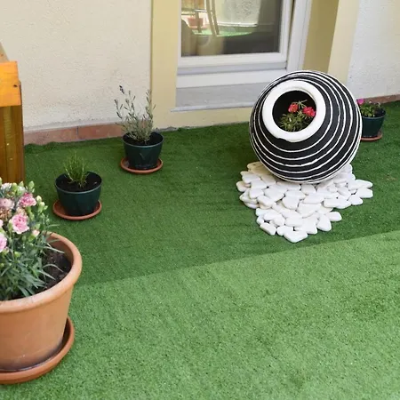 Apartment Little Yard & #4 *